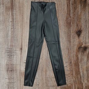 Zara skinny leather pants. Color: black. Size: XS.